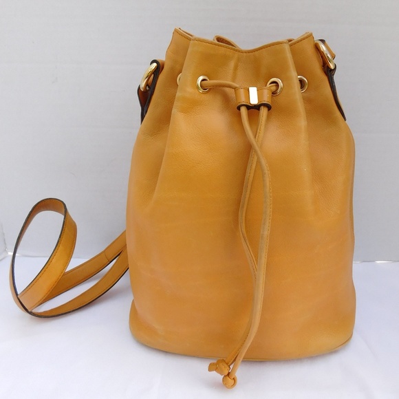 TOTO Handbags - TOTO ITALIAN LEATHER BUCKET BAG
